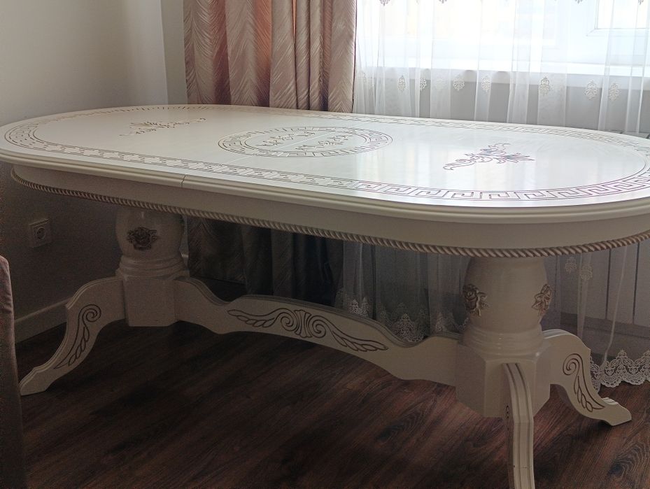 Продам стол гостиный, без стульев.