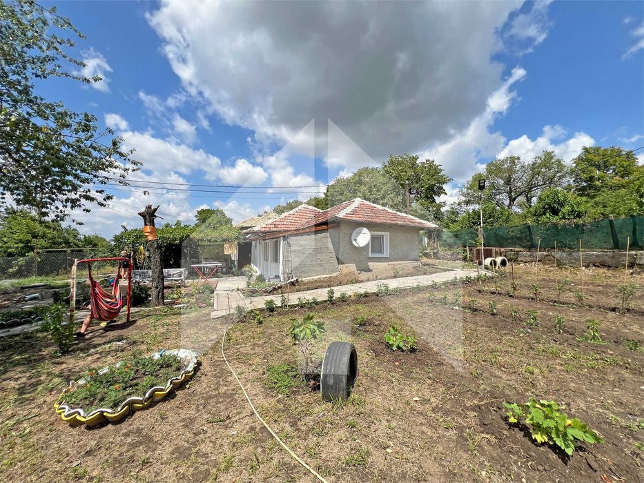 Продава еднофамилна, едноетажна къща в с. Средня (Шумен). ТОП имот!