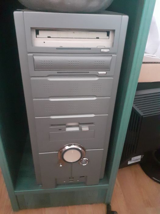 Vând Calculatoare complete 150 lei