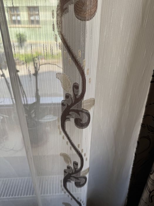 Perdea cu detalii maro