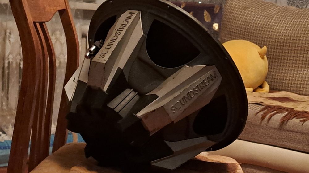 Продам сабвуфер SOUNDSTREEM
