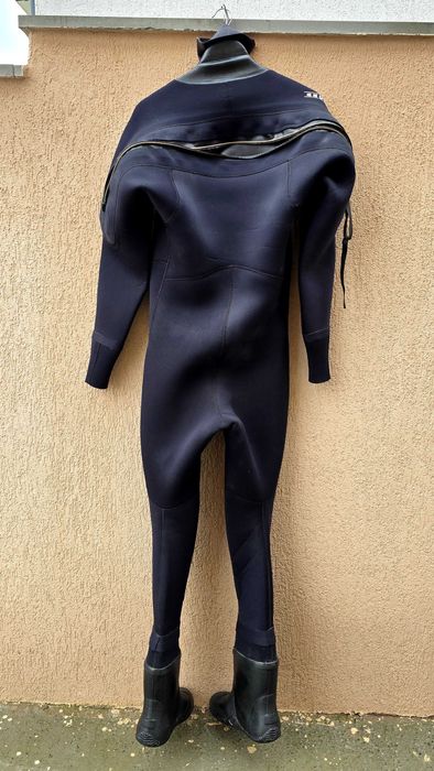 Costum etans de scufundare