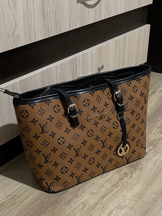 Дамски чанти на Louis Vuitton и Guess