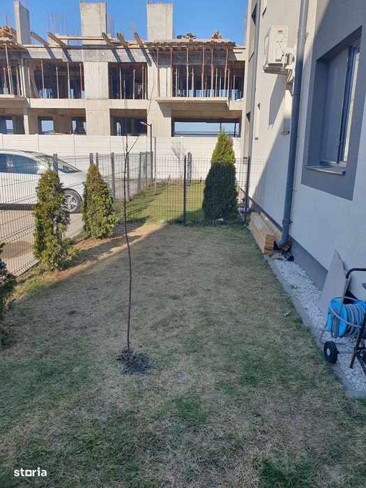Vând apartament cu,  curte