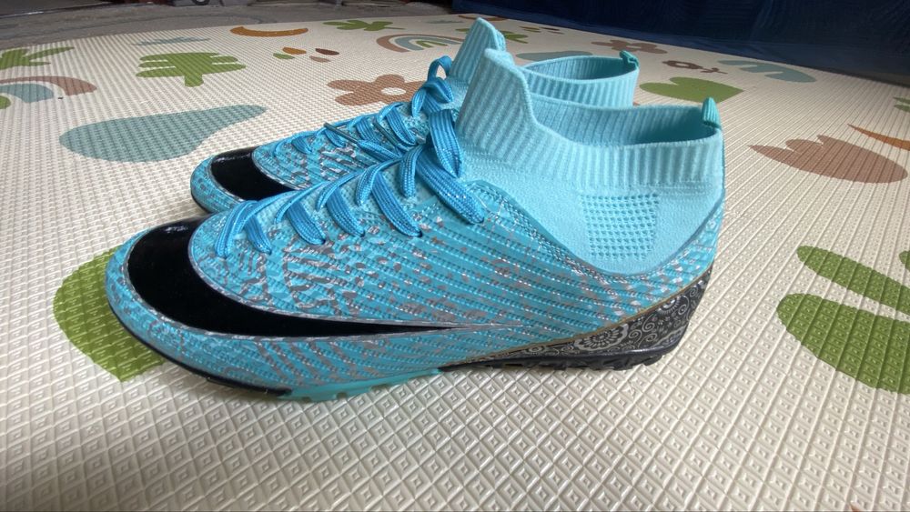 Шиповки , сороконожки, бутсы