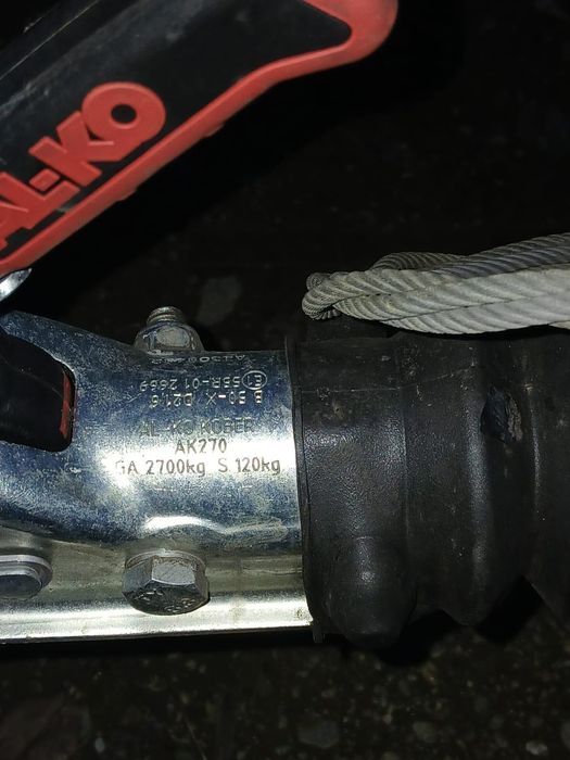 Remorca auto cu sistem de frânare