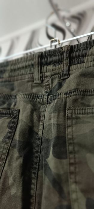 Камуфлажни карго панталони