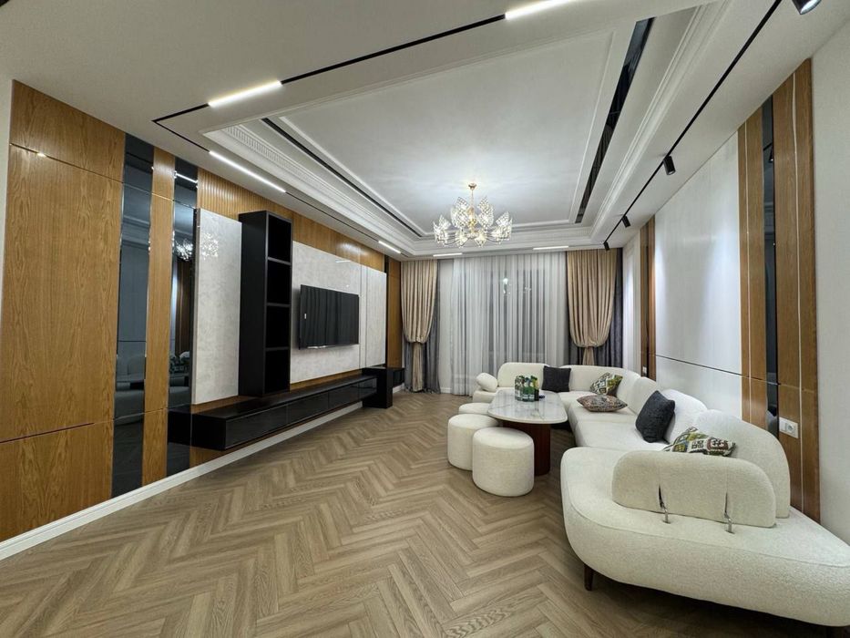 Продается дом с 7 комнатами площадью 3,8 соток на Бульваре