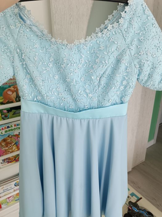 Синя официална красива рокля с паднали рамене