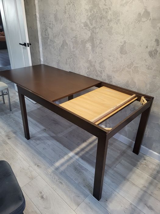 Стол  продаю в хорошем состояний .