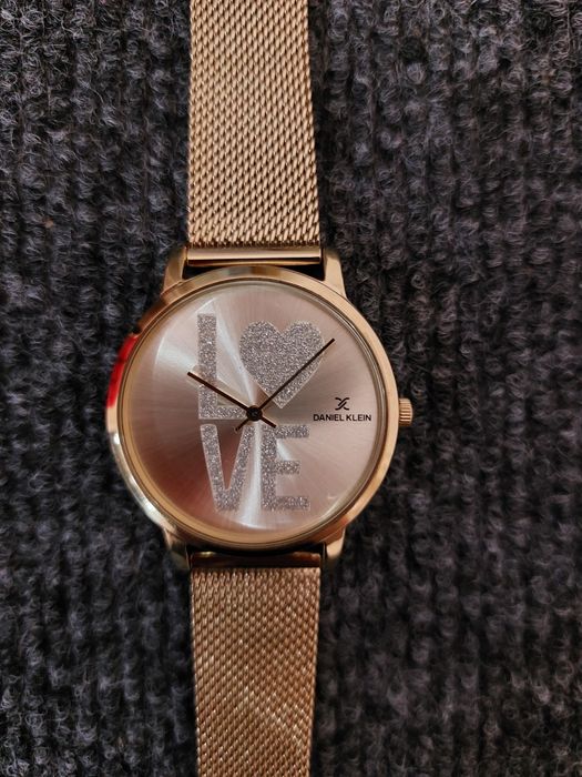 Продам женские часы.