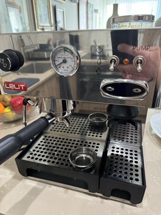 Кафе машина с вградена мелачка