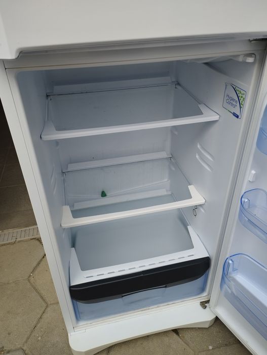 Продавам хладилник с камера indesit taan