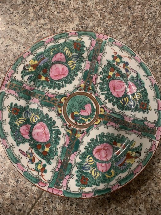Farfurii de colecție din porțelan decorate cu aur coloidal.
