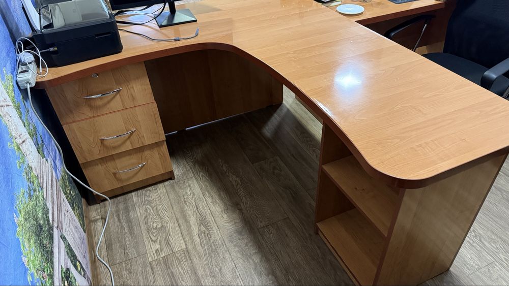 Писменный стол и шкафы