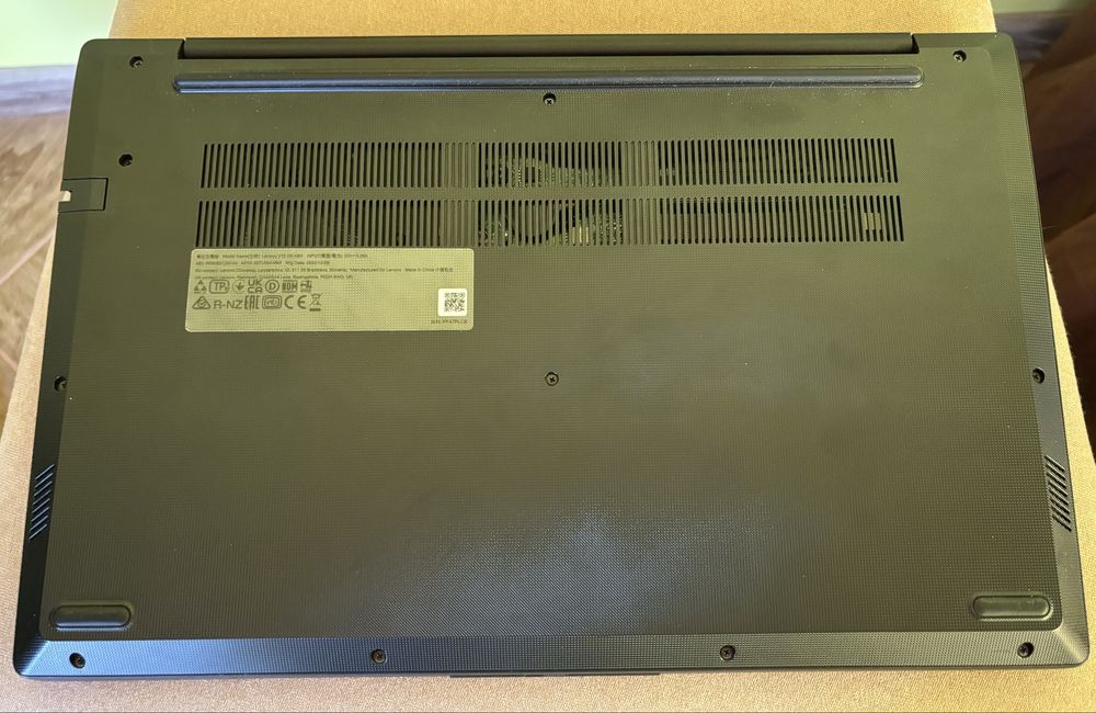 Лаптоп Lenovo V15