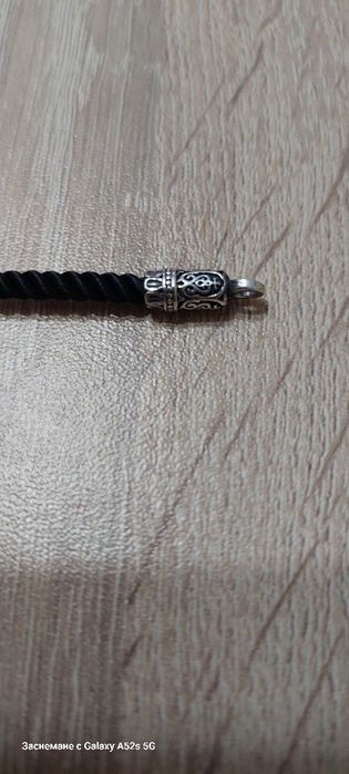 Сребърна гривна, с копринени конци