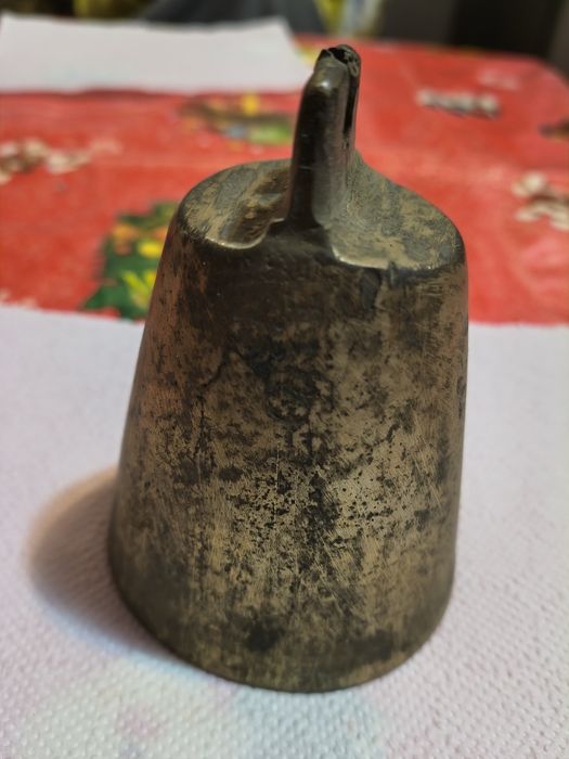Vind doua clopote ( unu de bronz și unul aliaj )