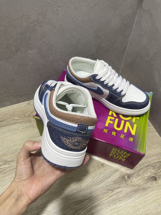 Кроссовки женские