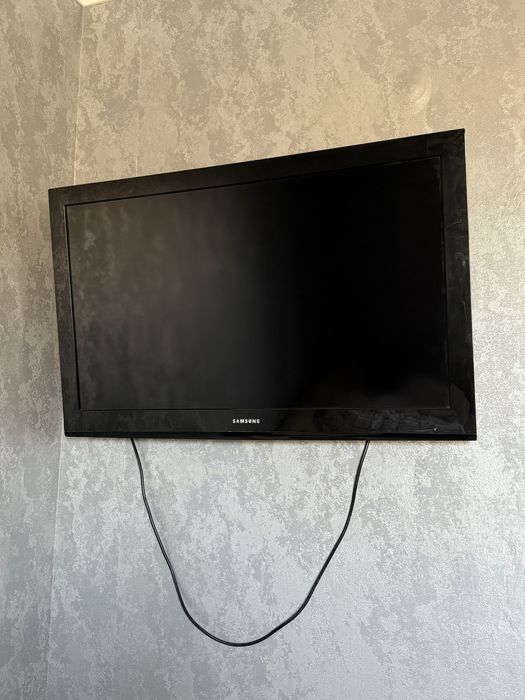 Телевизор Samsung 97 см с кронштейном