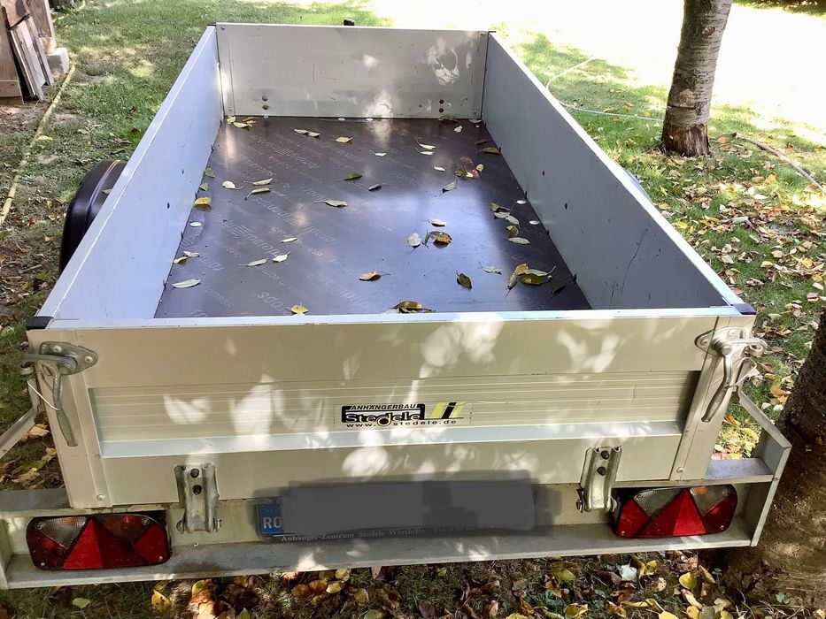 Remorcă auto din aluminiu cu sistem de frânare