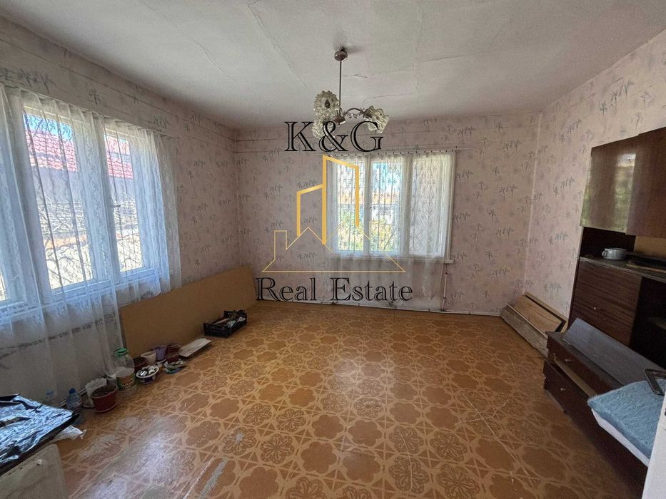 Двуетажна тухлена на гредоред къща в кв " Житница "