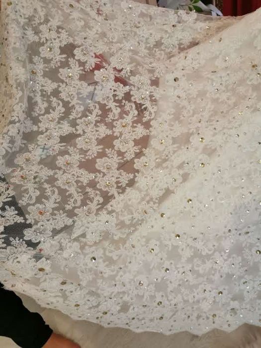 Vand rochie de mireasa culoare ivory cu dantela si cristale swarovski