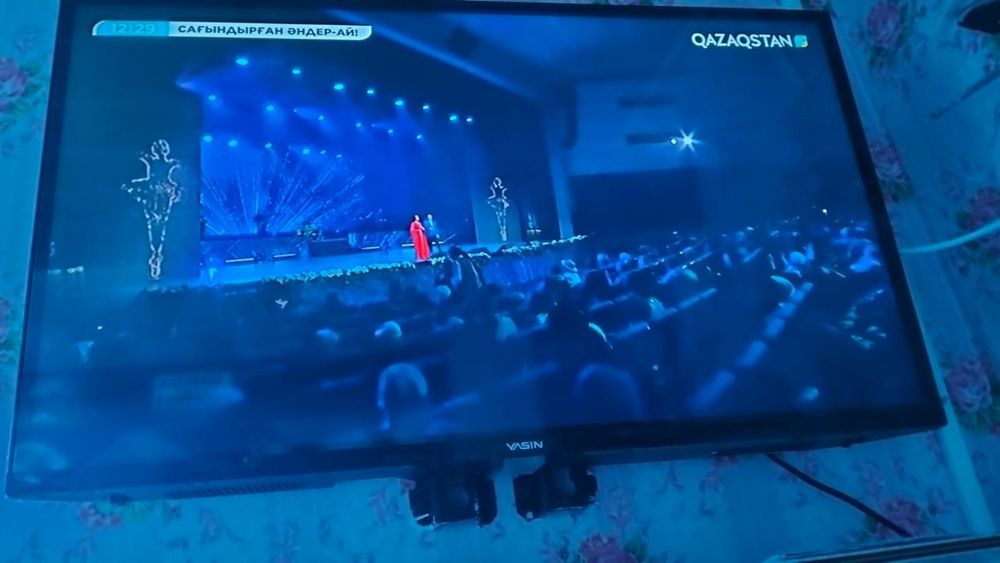 Телевизор Ясин 82 диагональ