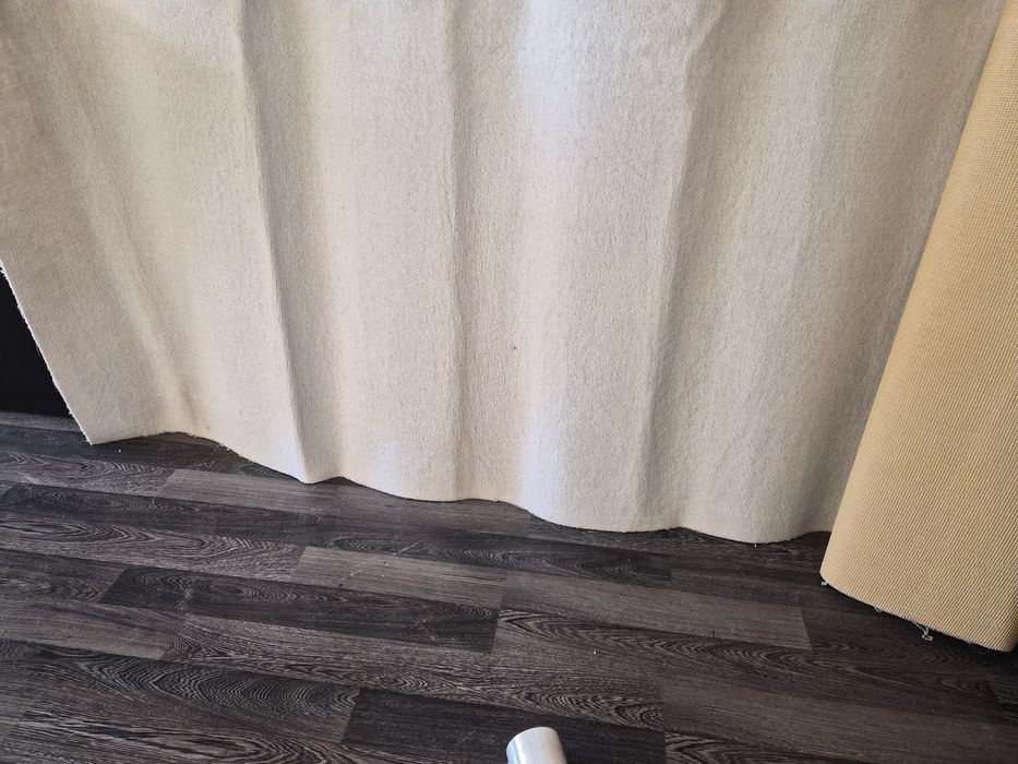 Бяла мокетена пътейа