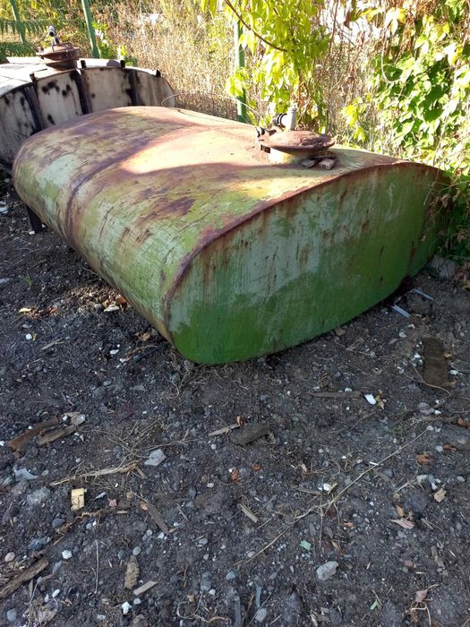 ЦИСТЕРНИ Неръждаеми вместимост 1300 литра 2бр