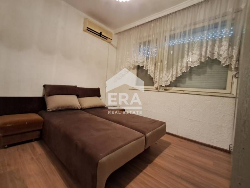 Тристаен панелен апартамент за продажба, с отделна Г-образна кухня, в