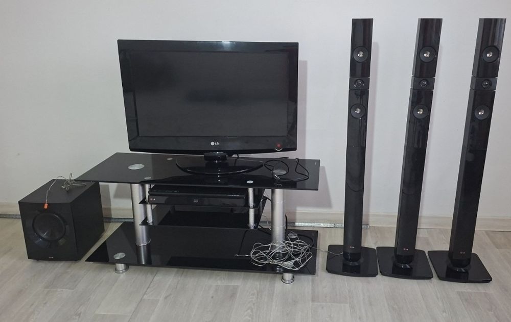 Продам телевизор, 3 колонки, 1 сабвуфер, видеомагнитофон, подставку