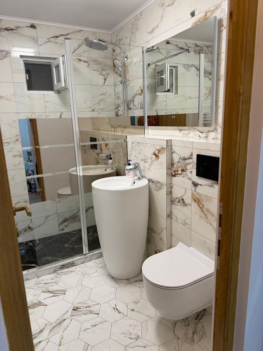 PERSOANĂ PRIVATĂ ÎNCHIRIEZ apartament 2 camere decomandat , 54 mp , Constanța, zona Dezrobirii.