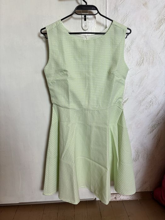 Къса елегантна рокля в цвят мента