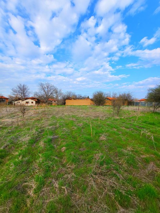 Къща с 2200кв.м двор на 35км от Пловдив