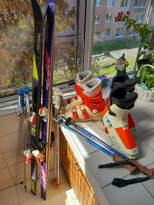 Ски, автомати, ски обувки, щеки и термо ръкавици.