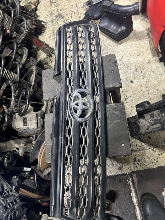 Решетка радиатор рав4