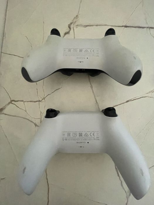 Продам  оригинал два джойстика PS5