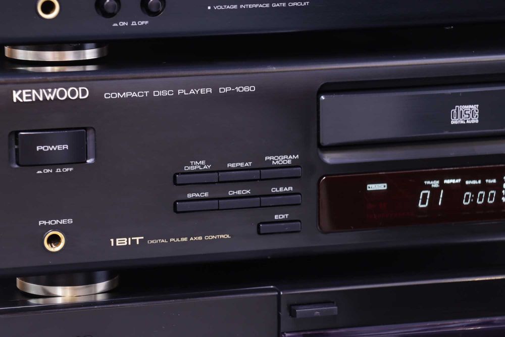 Linie audio Kenwood  - Amplituner RDS + CD Player + Dublu Casete,2x70W.