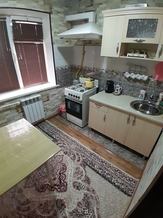 Киргилида жойлашган 1-хонали квартира сотилади