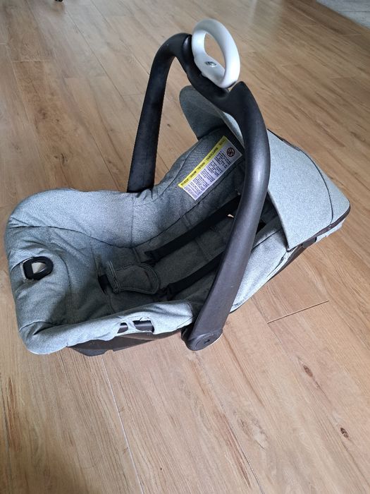 Mutsy Safe2go столче за кола плюс адаптери