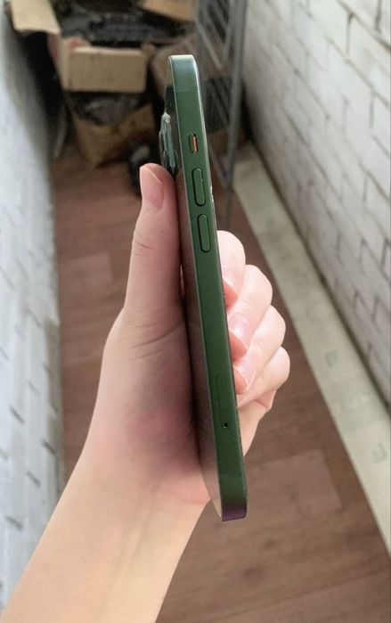 Продам IPhone 13