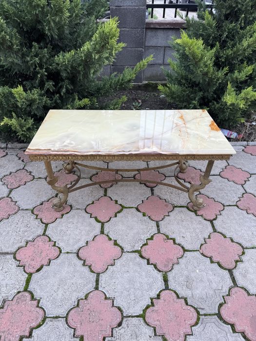 Masa din bronz cu pesti si blat de onix