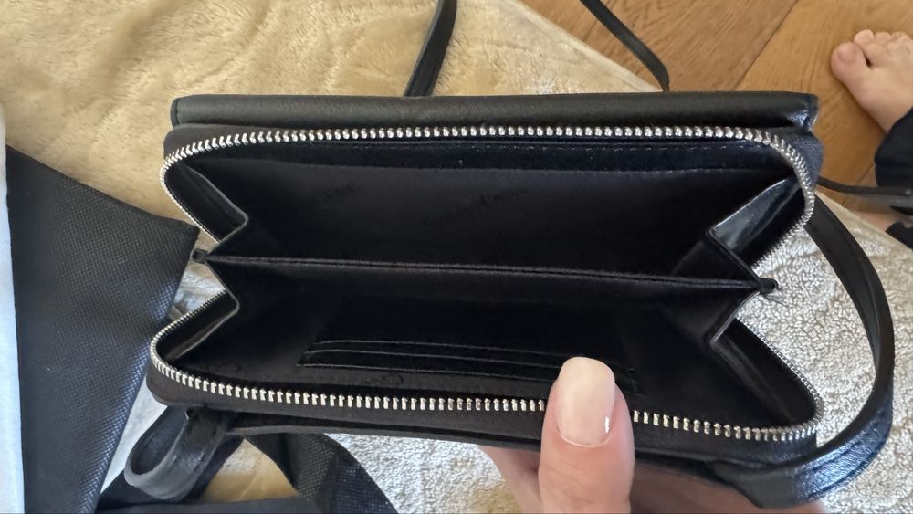 Geanta CK neagra, marime mica. Foarte bine compartimentata. Intra un telefon .