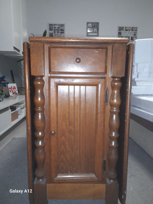 Masa din lemn masiv cu role cu sertar si dulap.