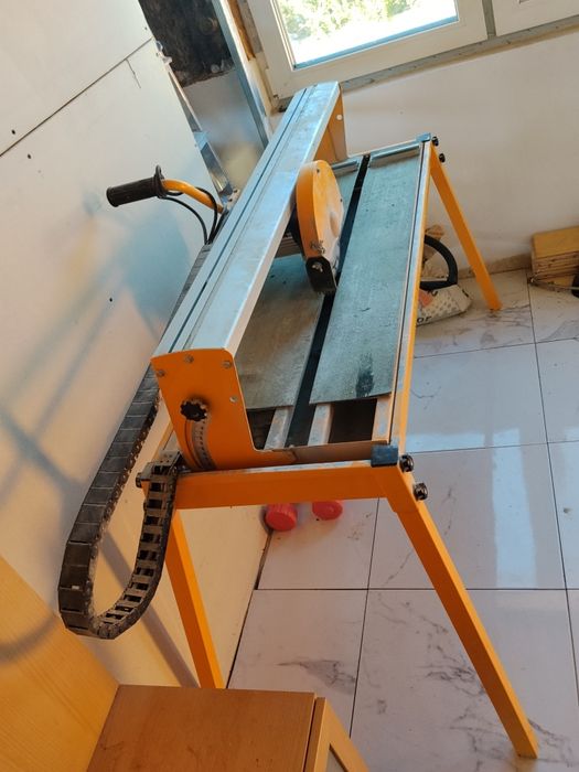 Vând mașina de tăiat  granit