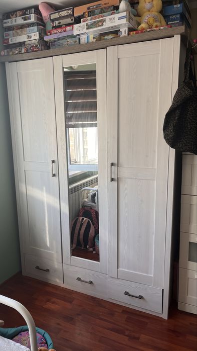 Бял гардероб  143 широк, висок 200 и дълбок 60