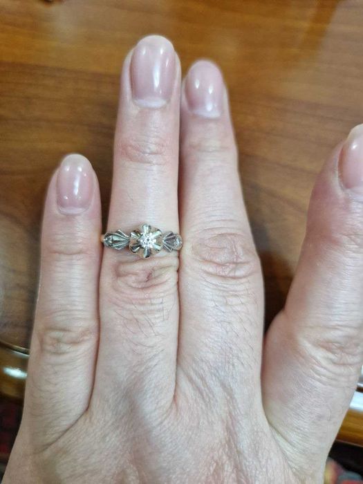 Золотое кольцо с бриллиантом