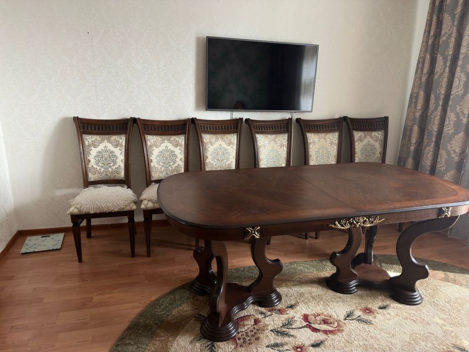 Продам стол и 6 стульев