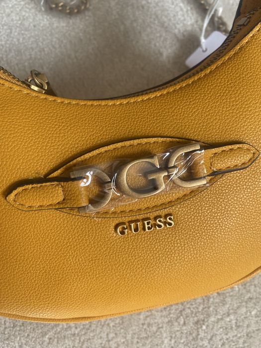 НОВА чанта GUESS цвят горчица